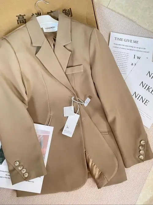 颜色是卡其棕的介于卡其色和棕色92之间的色调不会撞款的呀～～包包