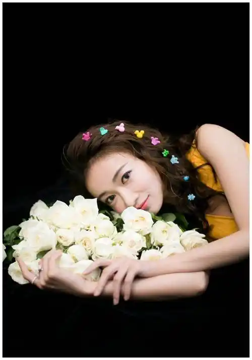 吴谨言29岁生日造型穿成t台秀,发型真俏,"魏璎珞"秒变小女人_吴根言