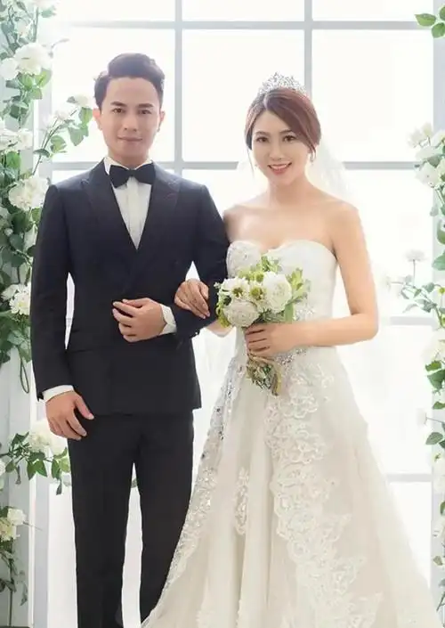 37岁歌手欢子现身简陋商演紧皱眉头再唱成名曲台下仅一人互动