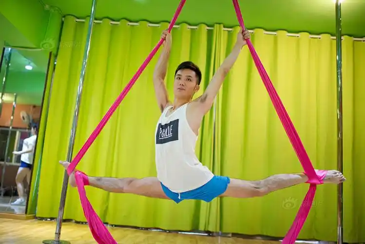 男钢管舞教练:美女环绕 却难找女朋友(组图)