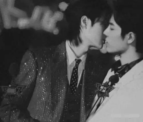 原创肖战王一博接吻照曝光cp粉花钱跟黄牛买接吻照结果发现是p图