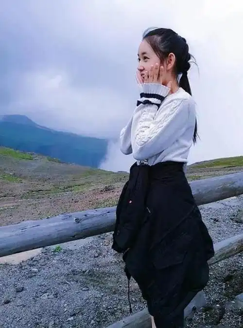 蒋依依开学素颜报到时尚又靓丽能玩一字马的姑娘果然有气质