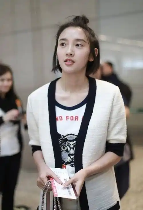 原创唐艺昕的素颜娱乐圈里真少见虽然额头反光但一点都不影响清纯