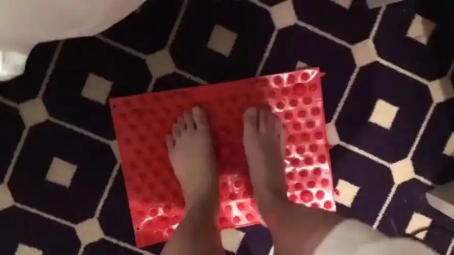 女高体验指压板,光脚还能在上面跳,这就是青春活力吗