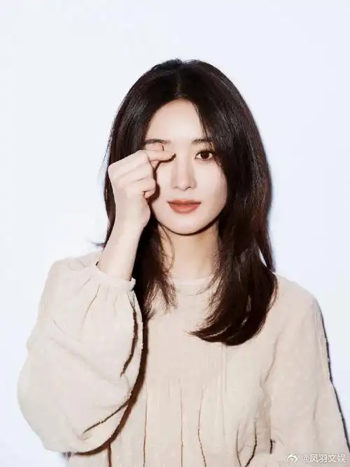 浪琴晒赵丽颖六宫格##赵丽颖两种比心#  浪琴晒赵丽颖六宫格  好漂亮