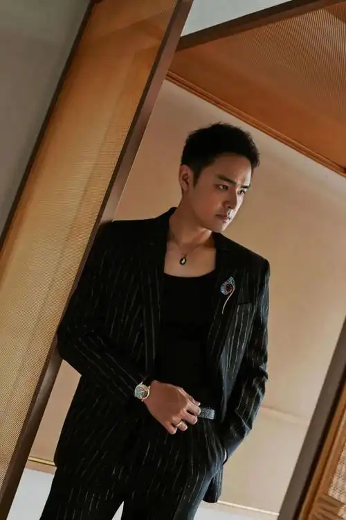 明道带女儿坐飞机被偶遇,小艾果肉乎乎小手小腿超抢镜,萌态十足惹人爱