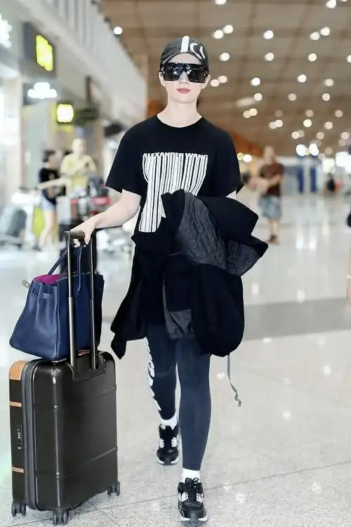 刘亦菲走机场露腰了!穿白t牛仔裤扬长避短,但拍完立马穿外套!