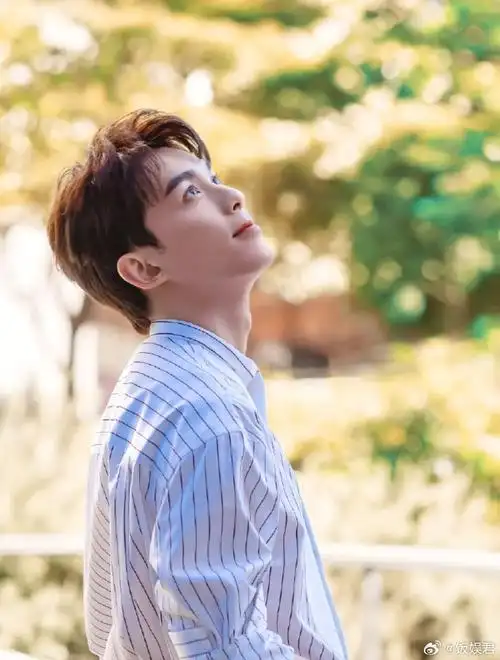吴磊扛得住高清镜头怼脸拍的顶级骨相,好正好帅气的三石弟弟~#原来最