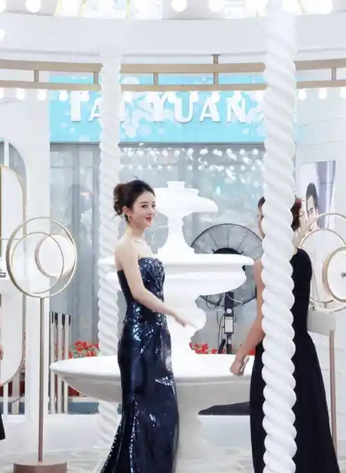 和赵丽颖同出户外活动,一个千金名媛,一个流量小花_造型_大气_杨颖