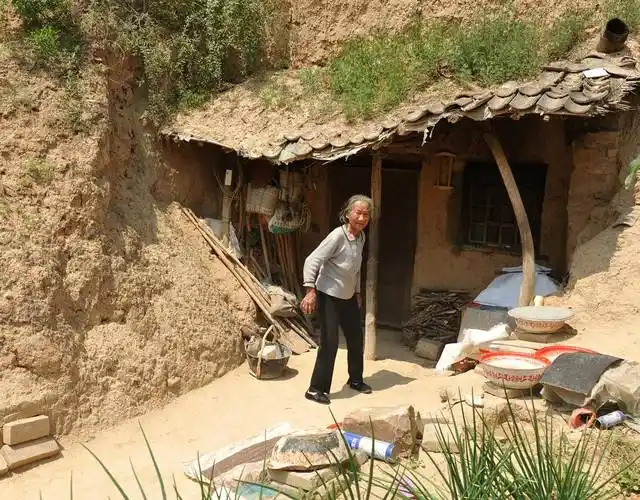 94岁母亲有4儿3女却独居寒窑,背后原因感人