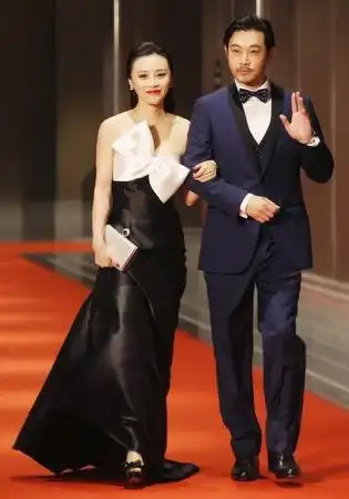 黄维德携周梓言走红毯 举手投足间散发男性魅力