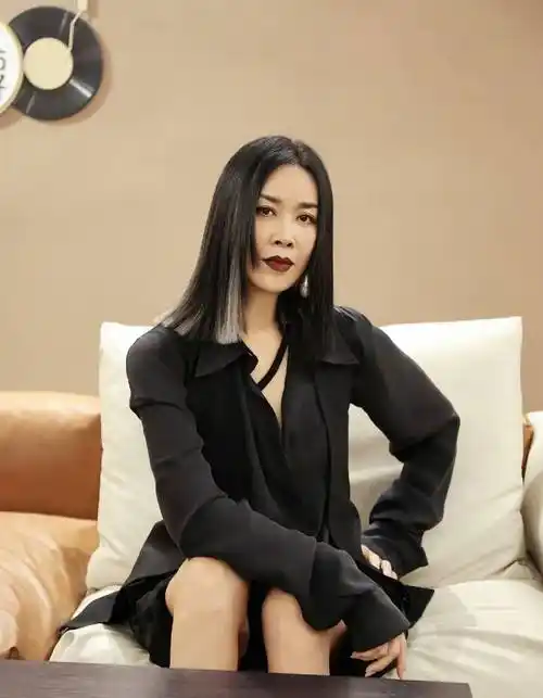 仅仅只是从个人感受评价那英这三期节目的表现