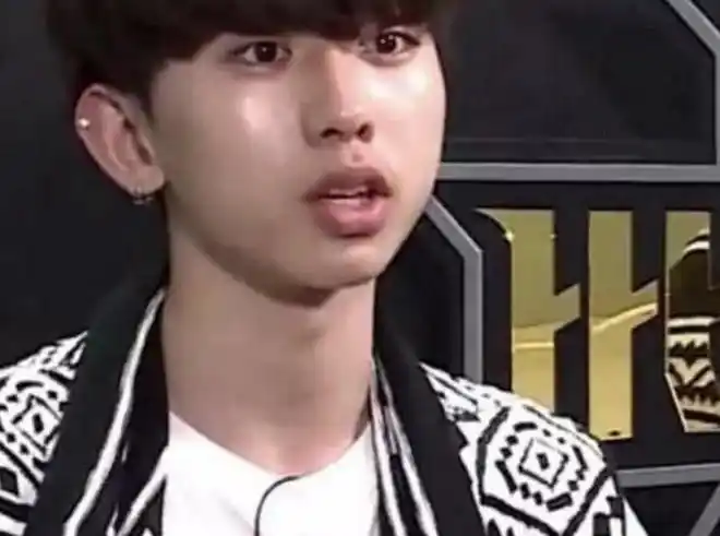 蔡徐坤真的很帅吗没化妆的他竟撞脸卢本伟连ikun们都懵了