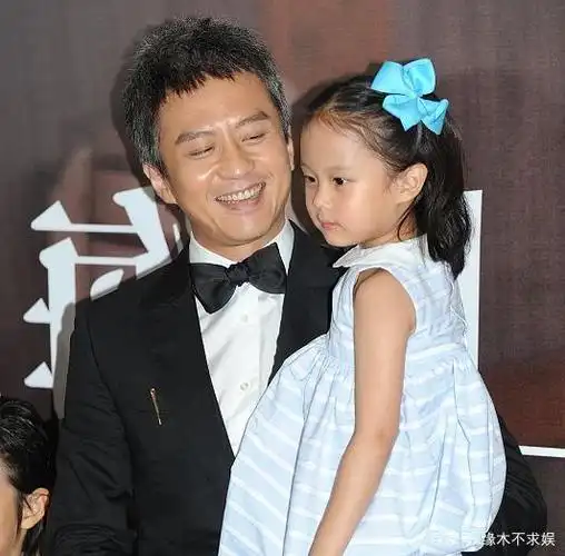 邓超一儿一女长大了10岁儿子太帅气7岁女儿却接地气