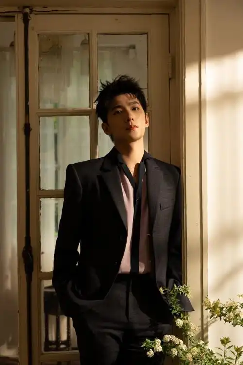 杨洋纯白西装大片##杨洋雅顾光影大片质感