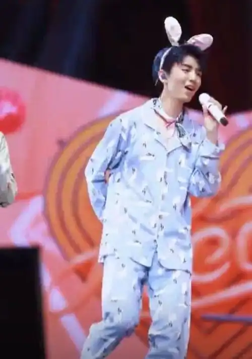 王俊凯的睡衣造型风格多样揉眼睛露锁骨慵懒中又带有帅气