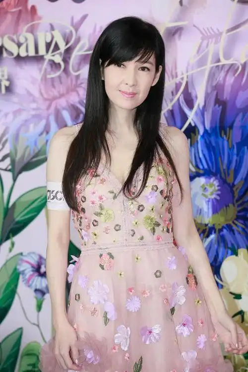 51岁周慧敏近照,长发披肩搭粉色花瓣长裙,太漂亮了