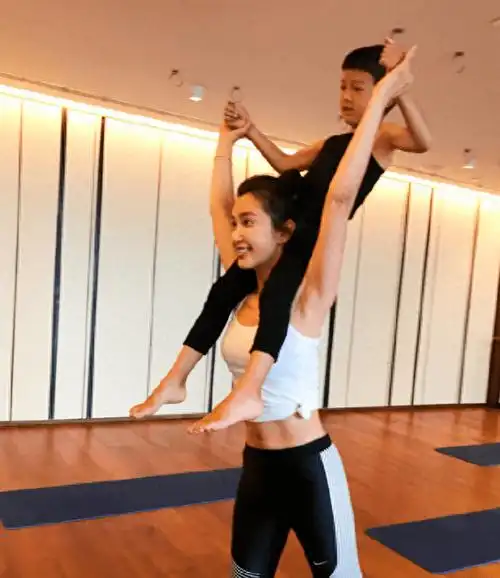 李冰冰性感身材和真实年龄不搭界究竟有何秘诀?_健身房_动作_体式