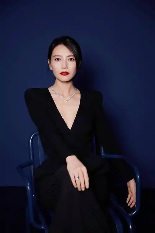 43岁高圆圆高调参加活动!涂大红唇穿深v妩媚到骨子里,身材真辣