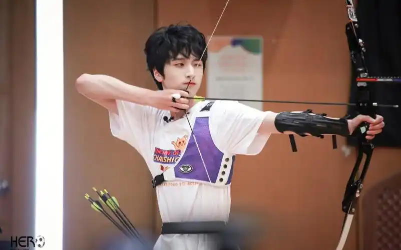 【严浩翔】快来看帅哥射箭,武艺双全【严浩翔】校草运动场蛊人记录