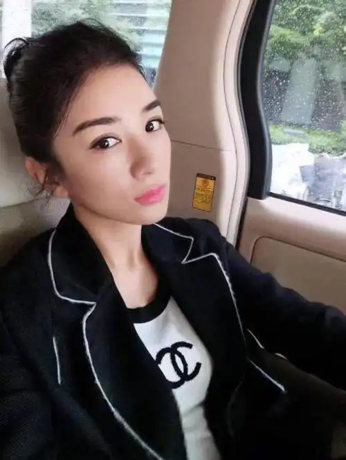 2009年6月,在黄奕尚未从那次事件中解脱出来之际,她便在一场慈善拍卖