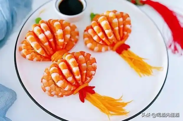 年夜饭的特色菜,大虾蒸好摆盘,就像"大红灯笼",红红火火_网易订阅