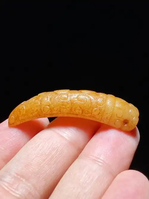 春秋和田玉籽料蟠虺纹玉蛹挂件