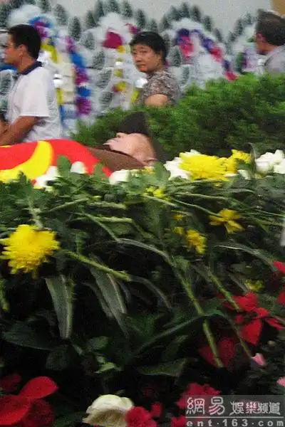 群众难舍"老爷子"文兴宇 激动冲击灵堂大门