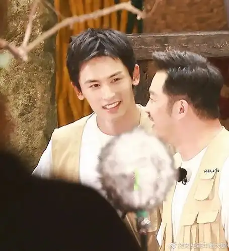 张哲瀚录节目造型像工人,满脸大汗被网友吐槽:颜值被许凯吊打了