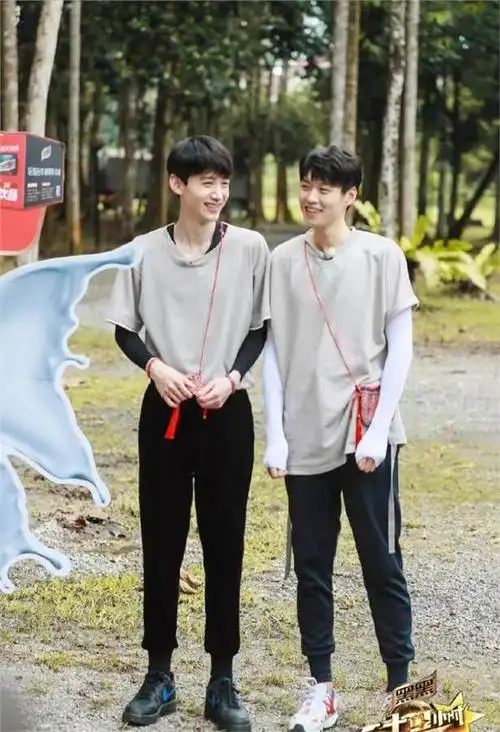 魏大勋5张亲密合照,图3跟她对嘴吃东西,图5穿女装和王源恋爱!