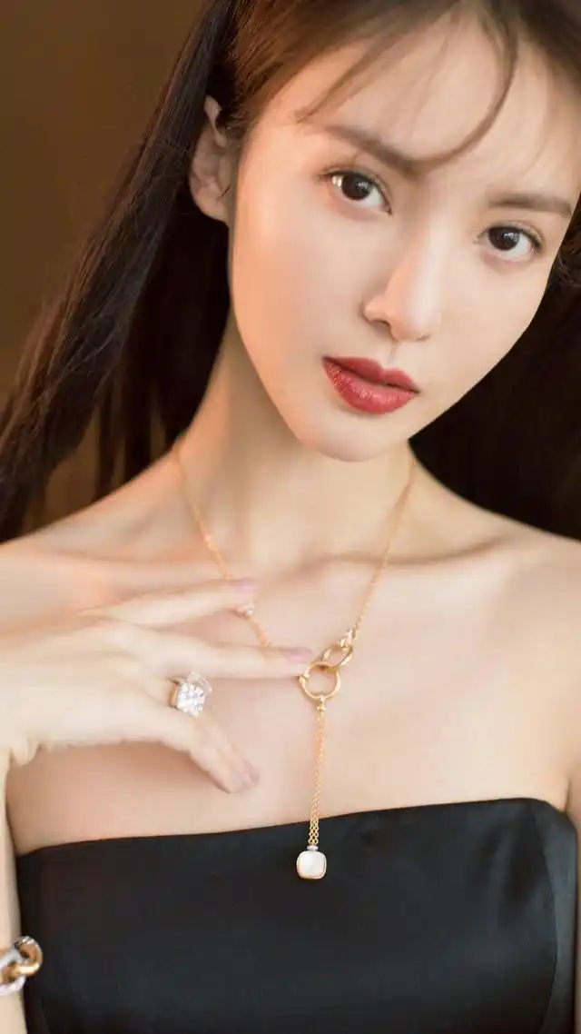 演员金晨不靠谈恋爱炒作,自律的好身材才是她的王牌