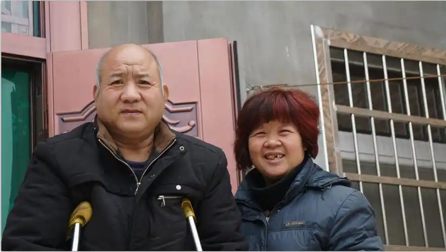 30多年相濡以沫的农村夫妻丈夫瘫痪后妻子不离不弃地精心照顾