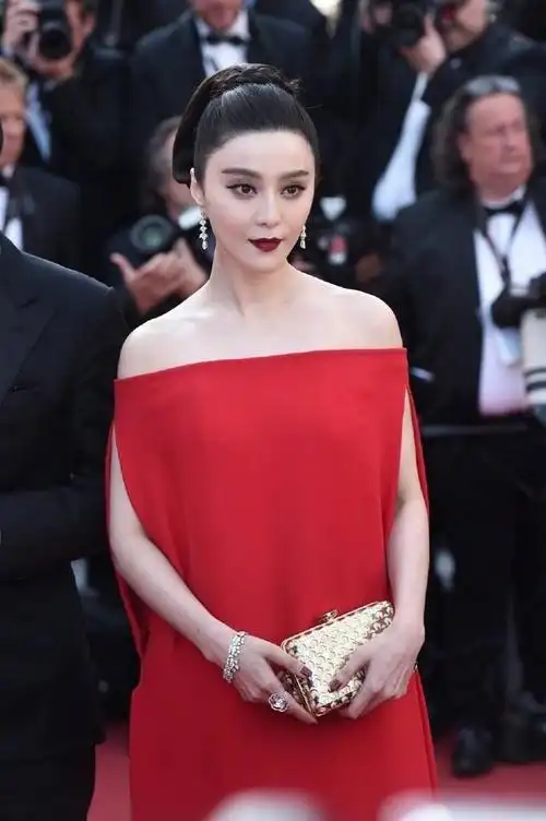 范冰冰造型惊艳到我穿一字肩裙走红毯像在披着被子走t台