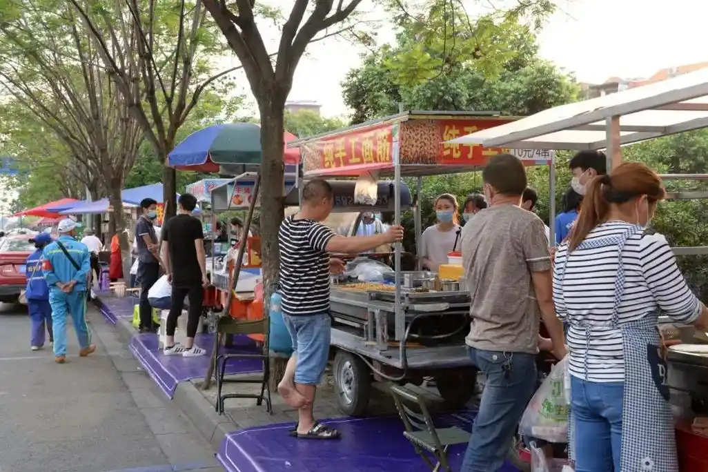 成都摆摊新形式一块地毯两张蓝绿号码牌