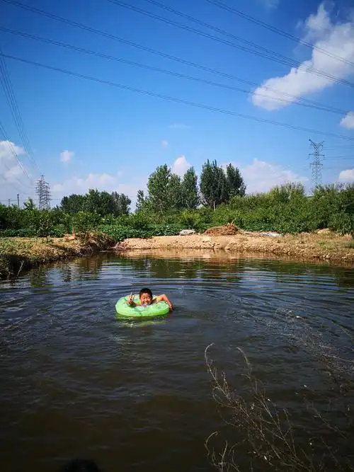 和爸爸一起在老家的池塘里游泳也是乐趣多多
