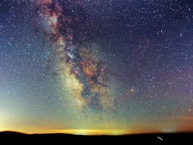 彩色负片眼中的银河