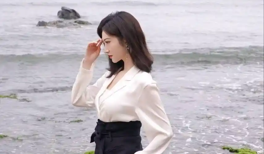 景甜的状态真好,穿西装上班女人味十足,侧身状态羡煞旁人_网友_照片