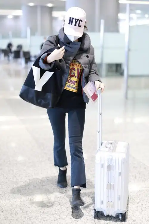 1/ 8 2020年12月27日,上海,马伊琍现身机场,她戴着白色棒球帽,身穿