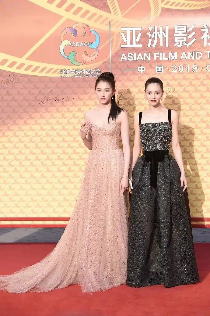 关晓彤钟楚曦同框走红毯网友大呼格格变丫鬟