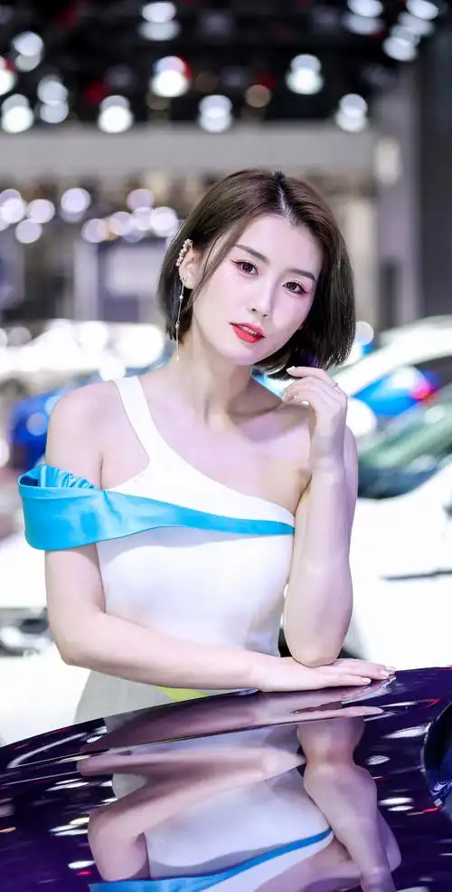 短发气质车模美女壁纸