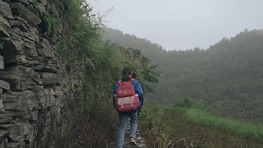 2020年浙江女孩赤脚跑进防疫点引起工作人员注意下秒赶紧报警