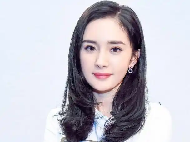 你认为最美瓜子脸女明星是谁呢?有人说到了杨幂,也有人说到了杨颖.