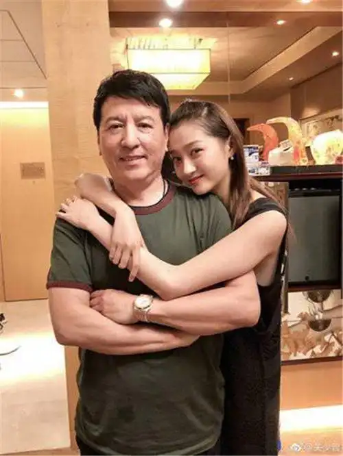 关晓彤双手纤细又修长!