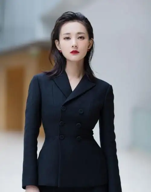 被说撞脸郑爽的李一桐,今黑西装配大红唇,气场2米像个女王!_网易订阅