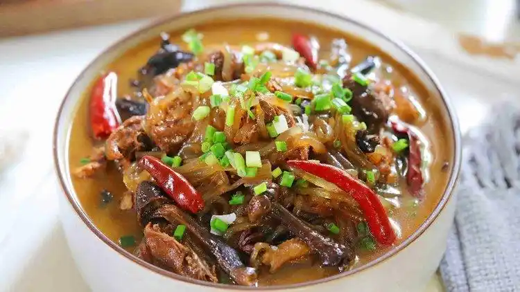 东北四大炖菜之首---土鸡炖蘑菇,好吃到连汤都不剩