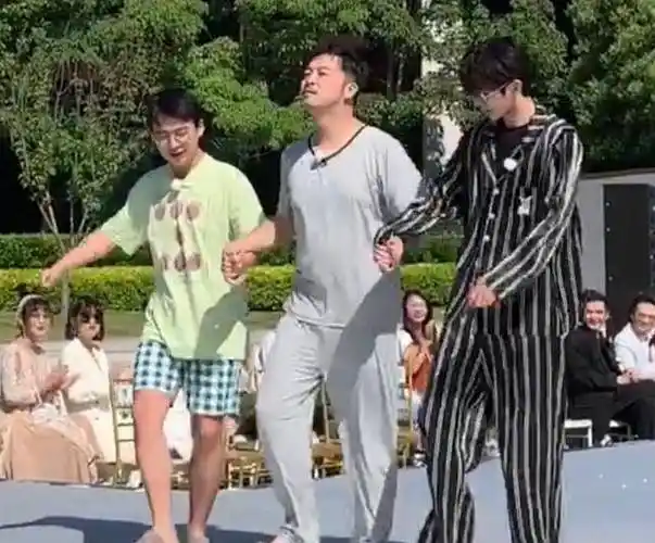 跑男睡衣大集合,衣服展示各自年代,张翰穿着太整齐_蔡徐坤_麒麟