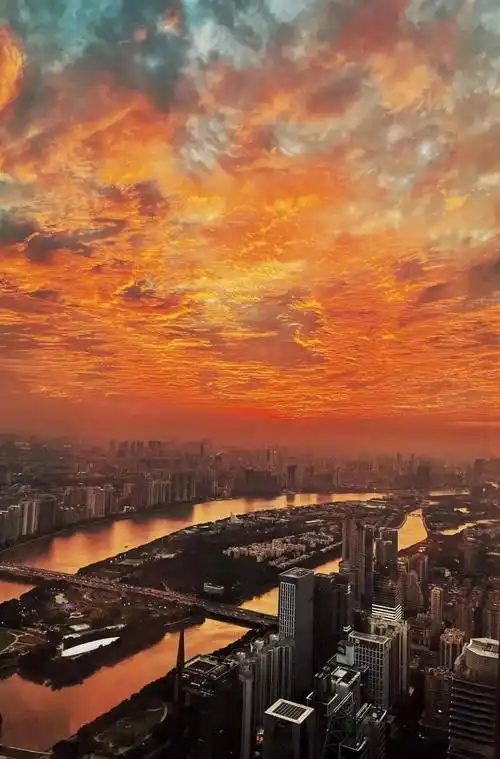 在天河cbd的写字楼高层位置,可以看到城市西边被晚霞笼罩的风景.慕了!