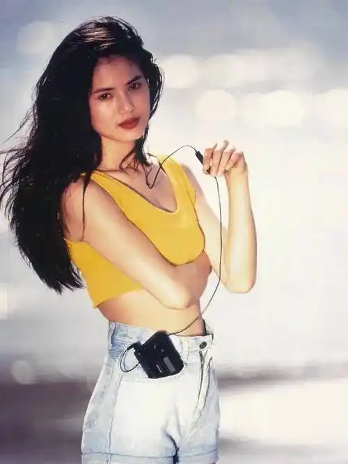 下意识都会忽略李若彤,毕竟作品不多,但其实看李若彤年轻时候,颜值是