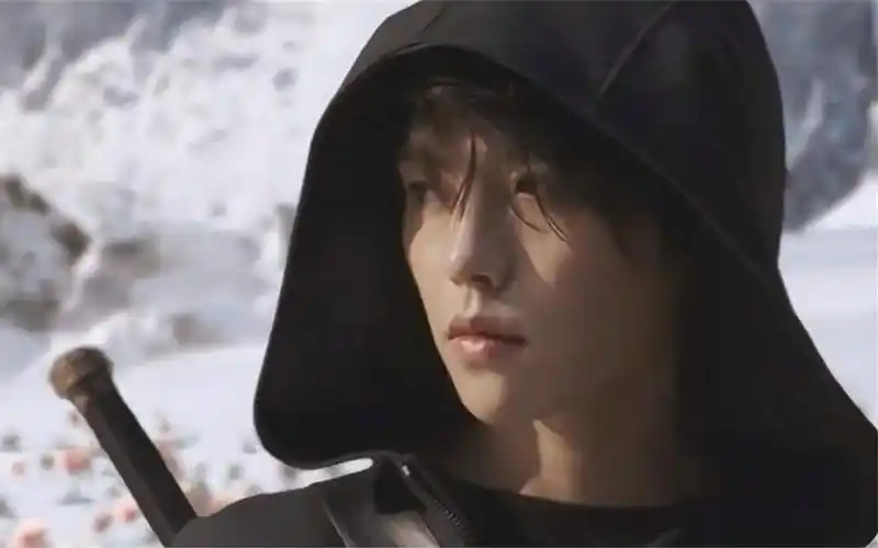 各版张起灵跪拜雪山,或搞笑或心动,感受世界的参差