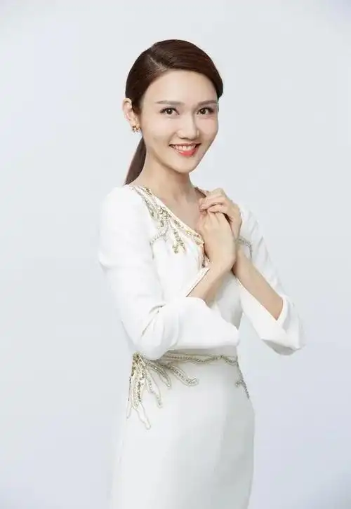 央视《诗词大会》主持人龙洋惊艳写真集_网易订阅